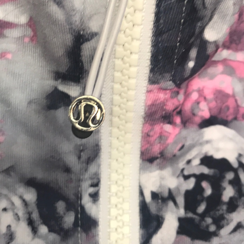 Lululemon - Picture 2 of 4